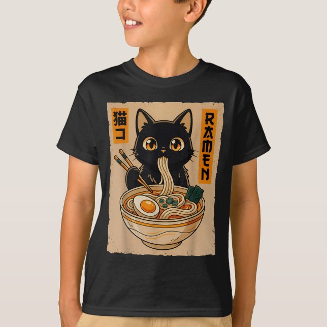 Camiseta Retro Anime Kawaii Black Cat Eating Ramen Noodles  (Frente)
