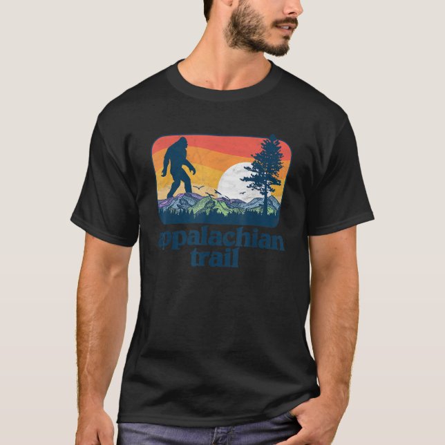 Camiseta Retro Appalachian Trail Bigfoot Mountain Trees Out (Frente)