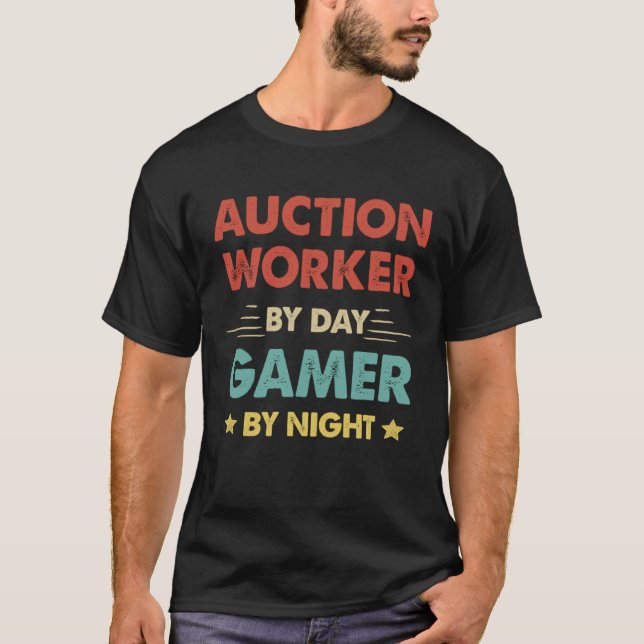 Camiseta Retro Auction Worker By Day Gamer By Night (Frente)