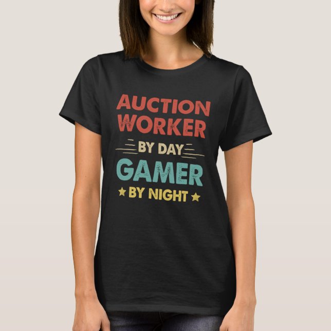 Camiseta Retro Auction Worker By Day Gamer By Night (Frente)