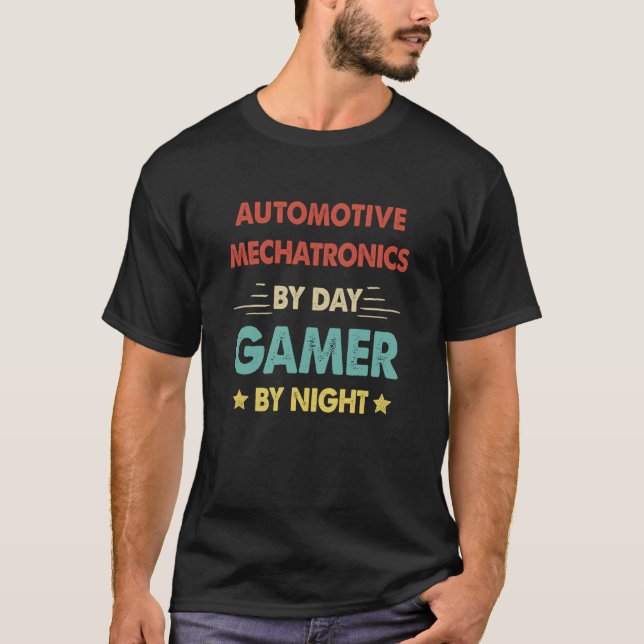 Camiseta Retro Automotive Mechatronics By Day Gamer By Nigh (Frente)