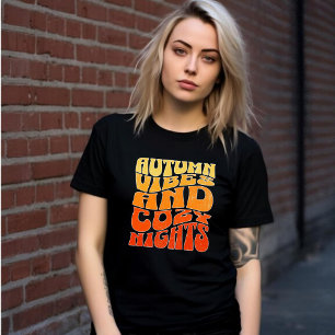 Camiseta Retro Autumn Vibes & Cozy Noites