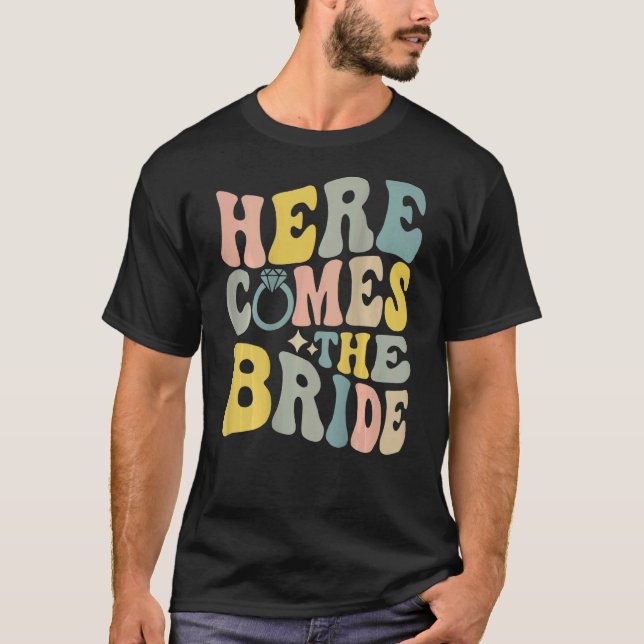 Camiseta Retro Bachelorette party Here Comes the Bride on b (Frente)