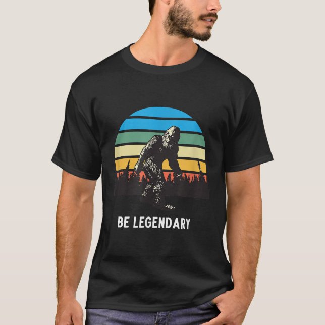 Camiseta Retro Bigfoot Be Legendary Motivational  (Frente)