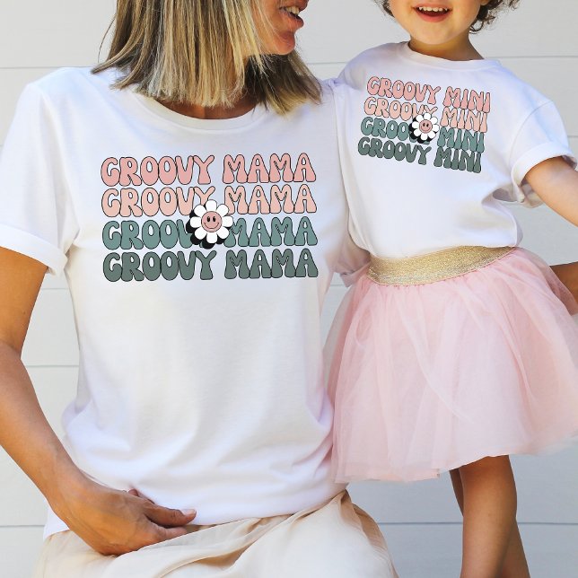 Camiseta Retro Boho Groovy Mama Daisy Flower Repeat Text (Criador carregado)