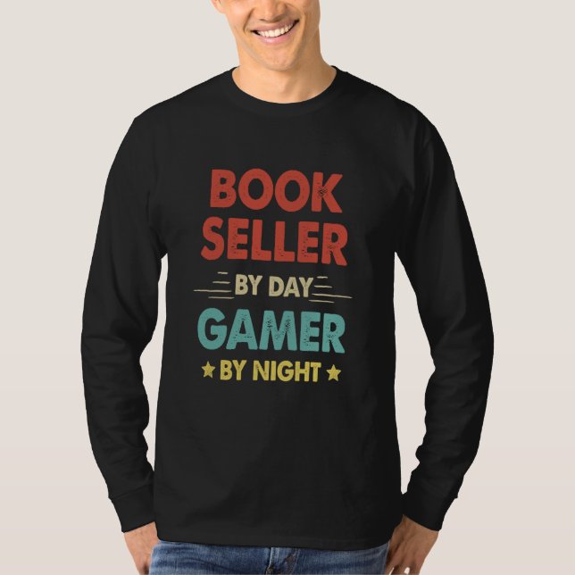 Camiseta Retro Book Seller By Day Gamer By Night (Frente)