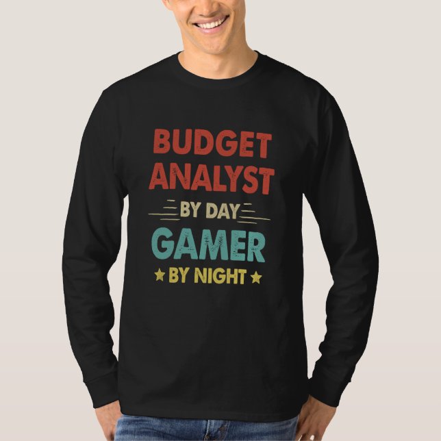 Camiseta Retro Budget Analyst By Day Gamer By Night (Frente)