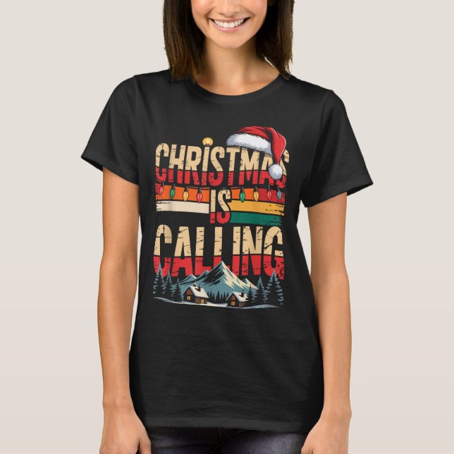 Camiseta Retro Cabin Snowy Christmas Calling Lights Holiday (Frente)