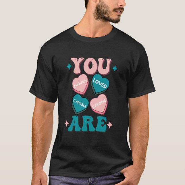 Camiseta Retro Candy Heart Teacher Valentine's Day You Are  (Frente)
