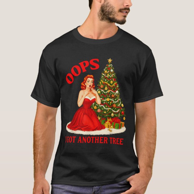 Camiseta Retro Christmas Oops I Got Another Tree Funny Sayi (Frente)