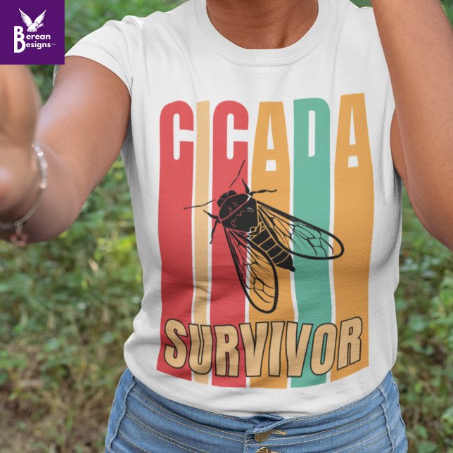 Camiseta REtro CICADA SURVIVOR (Stylish Cicada Survivor t-shirt to wear for the double emergence of broods xiii and xix cicadas)