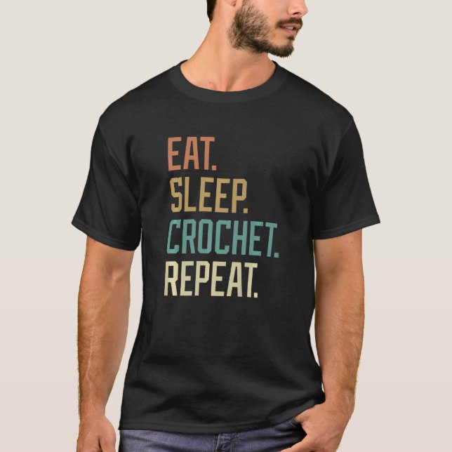 Camiseta Retro Comer Repetidamente O Crochet Do Sono (Frente)