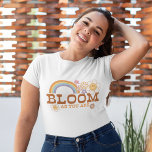 Camiseta Retro Daisy cita Bloom como você é<br><div class="desc">O design gráfico colorido apresenta um arco-íris vibrante,  rodeado por margaridas e borboletas,  lembrando-vos de abraçar a vossa beleza única e espalhar positividade aonde quer que vá. A citação "Bloom como você é" é um lembrete poderoso para ser verdadeiro consigo mesmo e deixar sua personalidade brilhar.</div>
