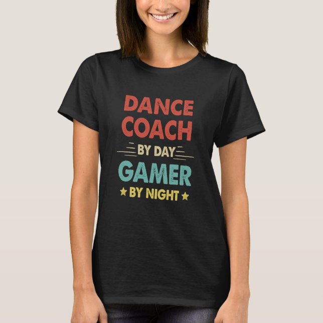 Camiseta Retro Dance Coach By Day Gamer By Night (Frente)