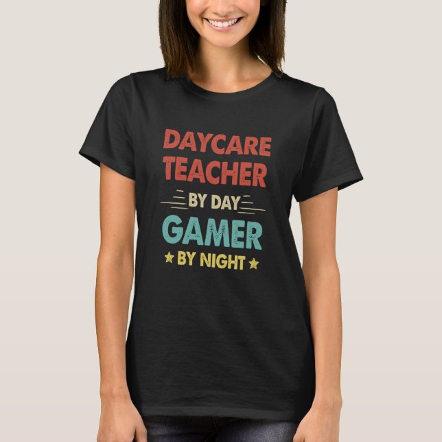 Camiseta Retro Daycare Teacher By Day Gamer By Night (Frente)