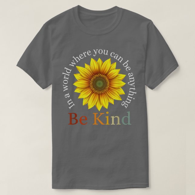 Camiseta Retrô De Girassol Em Um Mundo Onde Você Pode Ser Q (Frente do Design)