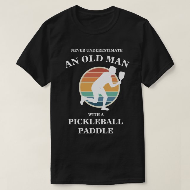 Camiseta Retrô De Jogador De Pickleball De Velho Engraçado (Frente do Design)