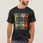 Camiseta Retro Dezembro 1980 aniversário de 40 anos Funny G<br><div class="desc">Esta é a camiseta perfeita como presente de aniversário de Pai,  presente de Dia de os pais,  presente de aniversário de mãe,  presente de aniversário de mãe,  avó,  avó,  mamãe,  tia,  pai,  pai,  avô,  tio,  amigos que têm um sentido único de estilo.</div>