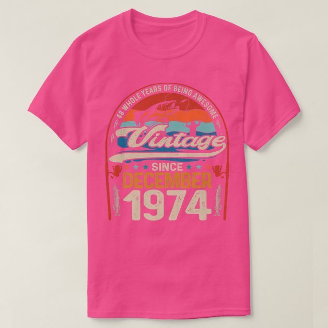 Camiseta Retro Dezembro De 1974 48 Anos De Pesca Com Mais D (Frente do Design)