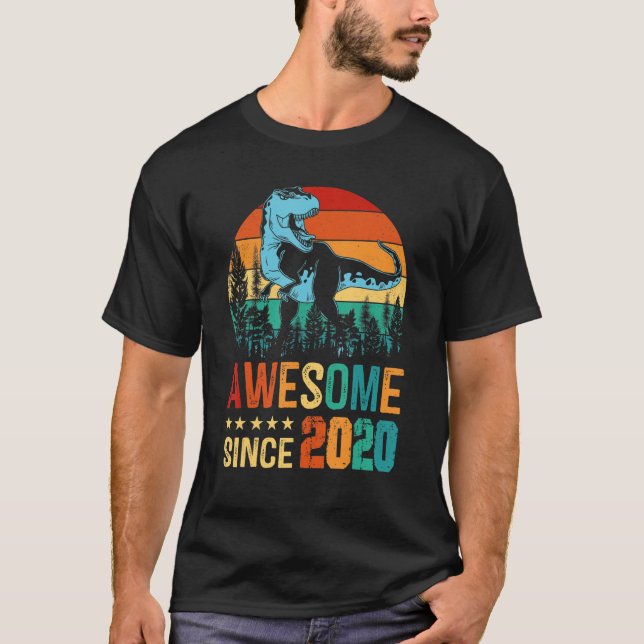 Camiseta Retro Dinossaur Rex Incrível Desde 2020 aniversári (Frente)
