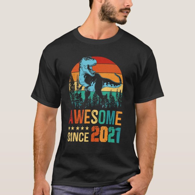 Camiseta Retro Dinossaur Rex Incrível Desde 2021 segundo an (Frente)