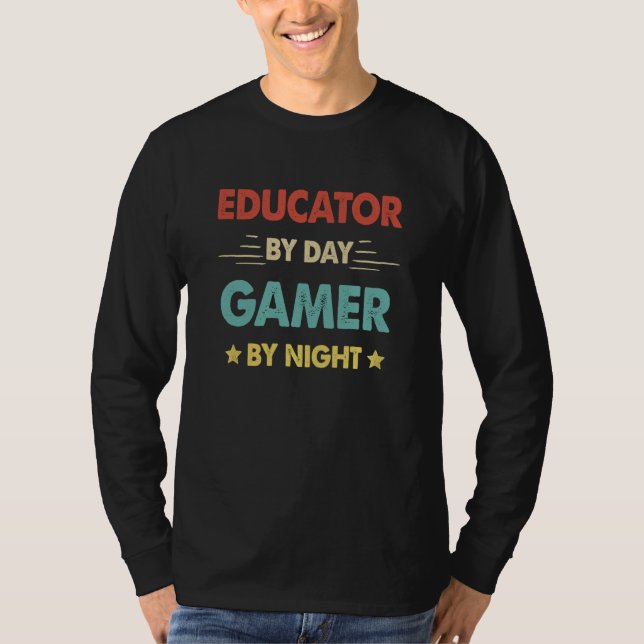 Camiseta Retro Educator By Day Gamer By Night (Frente)