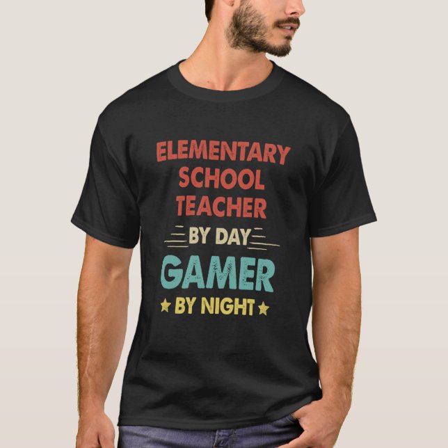 Camiseta Retro Elementary School Teacher By Day Gamer By Ni (Frente)