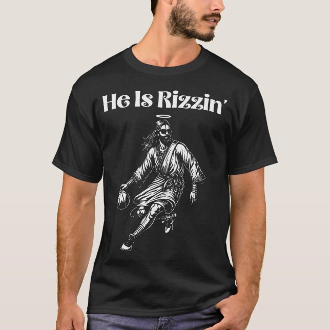 Camiseta Retro Engraçado Ele É Rizzie Páscoa Cristã Brincan (Frente)