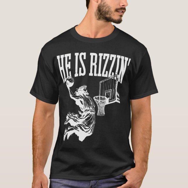 Camiseta Retro Engraçado Ele É Rizzie Páscoa Cristã Brincan (Frente)