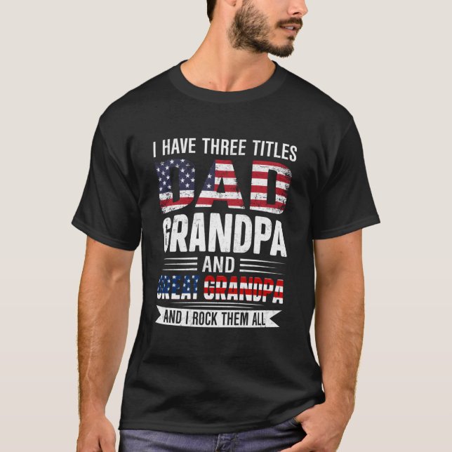 Camiseta Retro Eu Tenho Três Títulos Pai Vovô Excelente Vov (Frente)