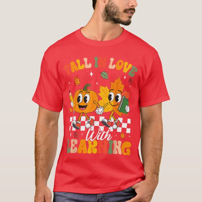 Camiseta Retro Fall in Love with Learning Autumn Leaf Pumpk (Frente)