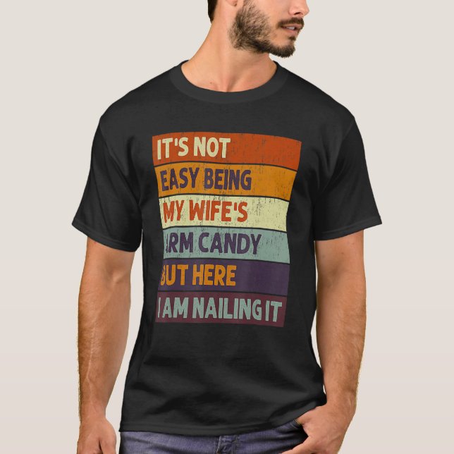 Camiseta Retro Family Humor Its Not Easy Being My Wifes Arm (Frente)