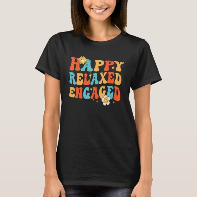 Camiseta Retro Feliz Relaxado Engajado (Frente)