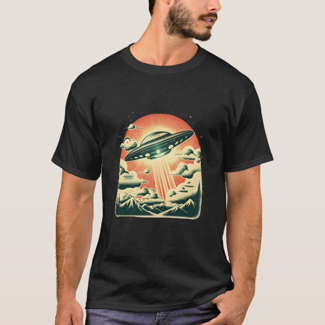 Camiseta Retro Flying Saucer UFO Over Mountains Pulp Pop St (Frente)