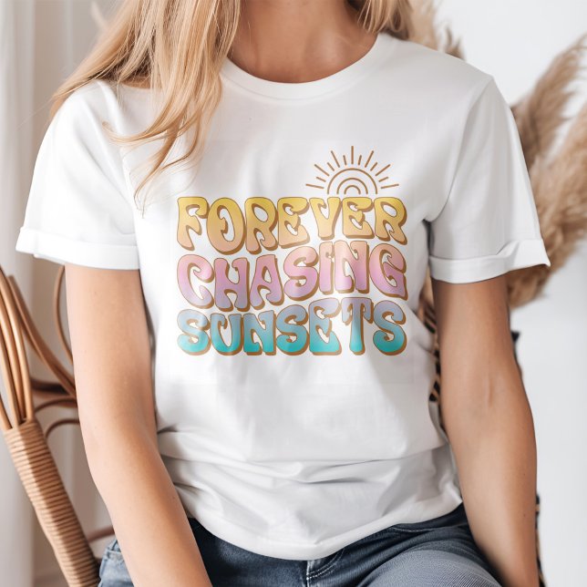 Camiseta Retro "Forever Perseguindo Pôrs do sol" (Young blond woman wearing a Retro "Forever Chasing Sunsets" T-Shirt.)