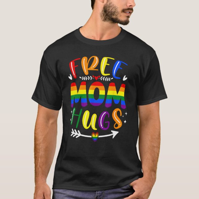 Camiseta Retro Free Mãe Abraça Rainbow LGBT Lésbica Gay Tra (Frente)