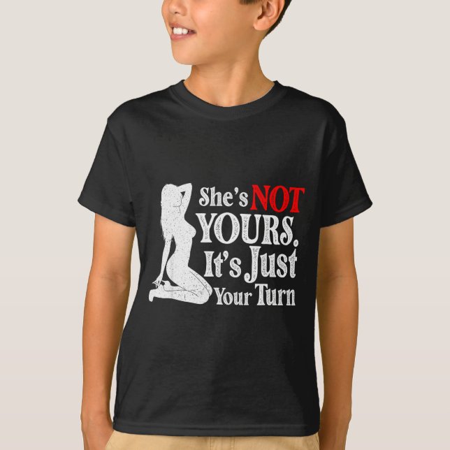 Camiseta Retro Funny Sarcastic She Is Not Yours It Is Just  (Frente)