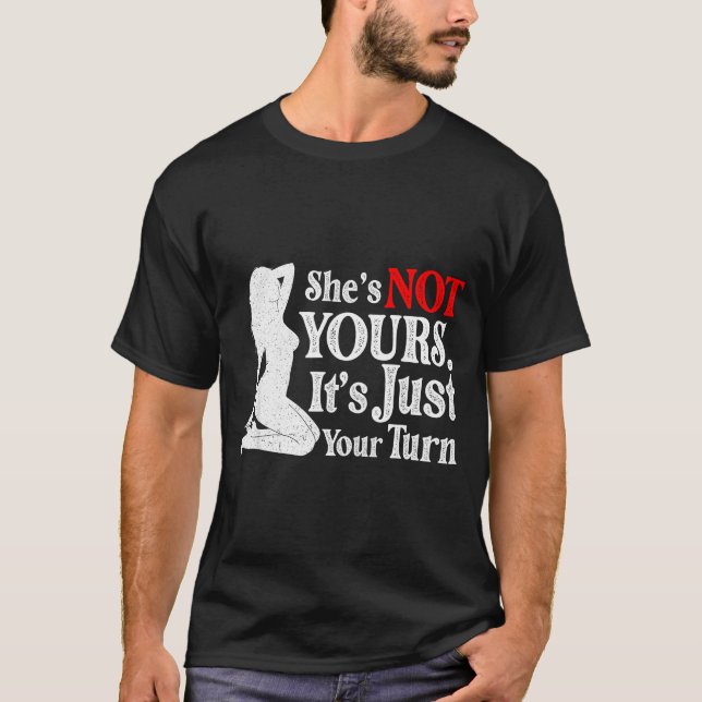 Camiseta Retro Funny Sarcastic She Is Not Yours It Is Just  (Frente)