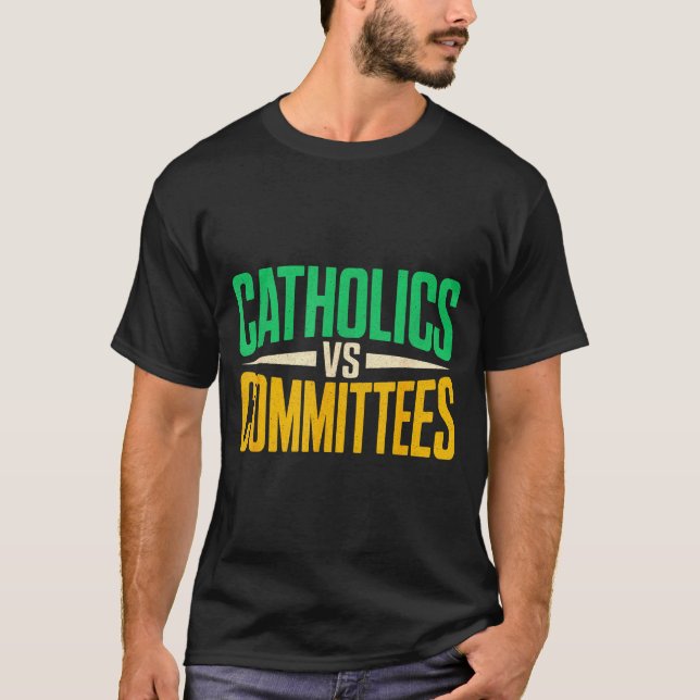 Camiseta Retro Funny Trendy Sarcastic Saying Catholics Vs C (Frente)