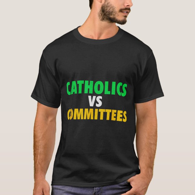 Camiseta Retro Funny Trendy Sarcastic Saying Catholics Vs C (Frente)