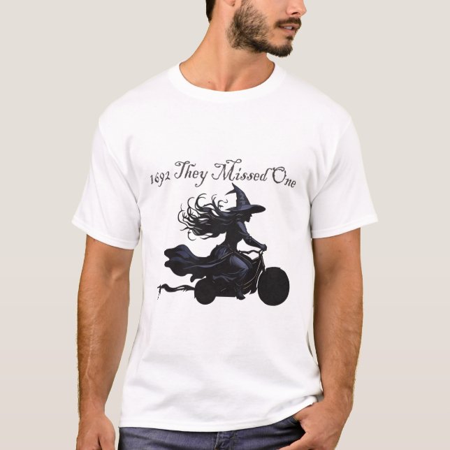 Camiseta Retro Girls Trip Salem 1692 Perderam Uma Bruxa (Frente)