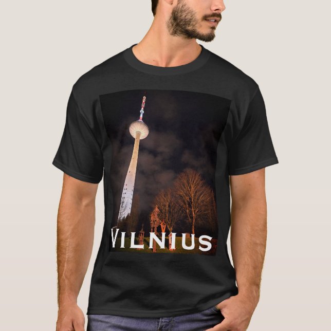 Camiseta Retro Glow: The Vilnius TV Tower at Night (Frente)