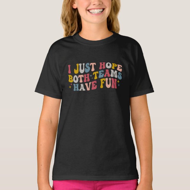 Camiseta Retro Groovy Eu Só Espero Que Ambas As Equipes Se  (Frente)