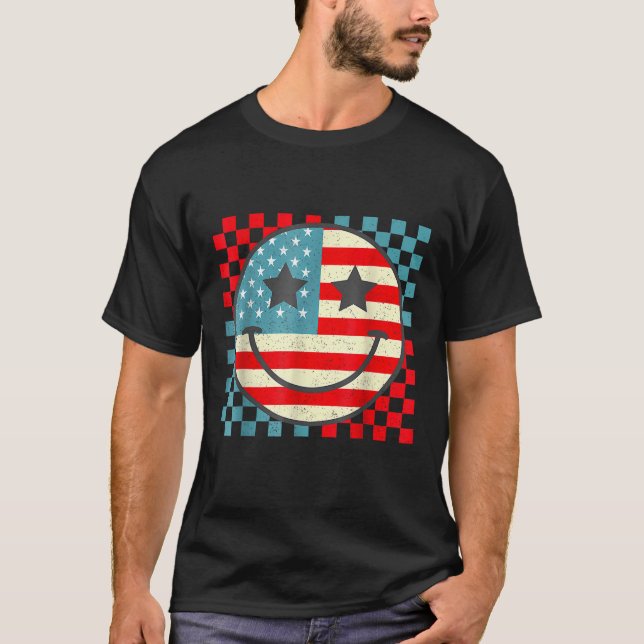 Camiseta Retro Groovy Fourth 4th Of July Smile Checkered Wo (Frente)