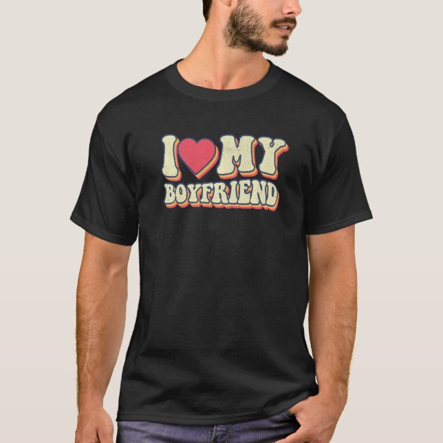 Camiseta Retro Groovy Funny I Love My Boyfriend Valentine R (Frente)