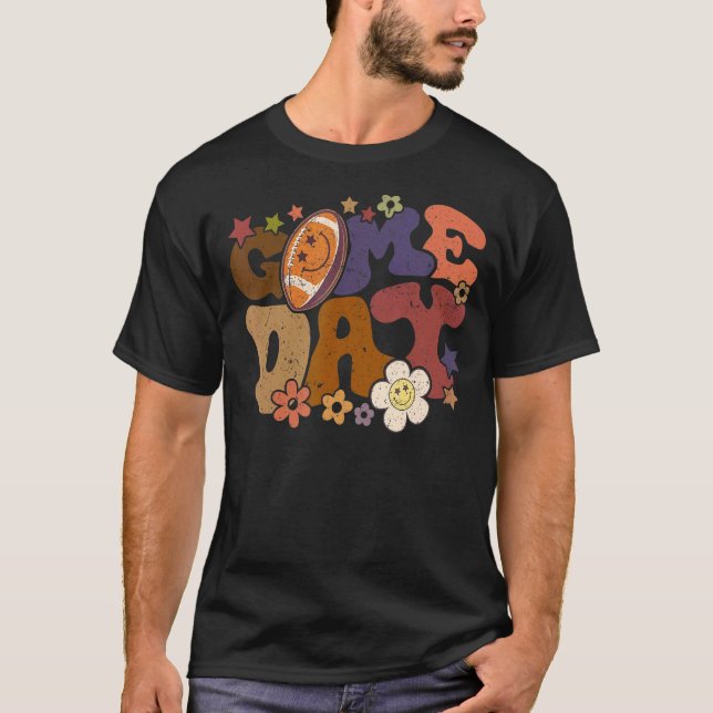 Camiseta Retro groovy Game Day Football season Football Mom (Frente)