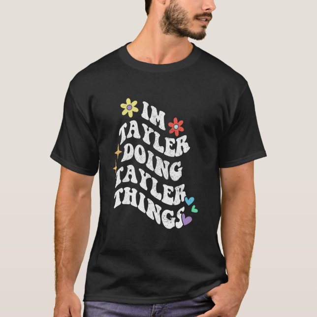 Camiseta Retro Groovy Im Tayler Doing Tayler Things Funny M (Frente)