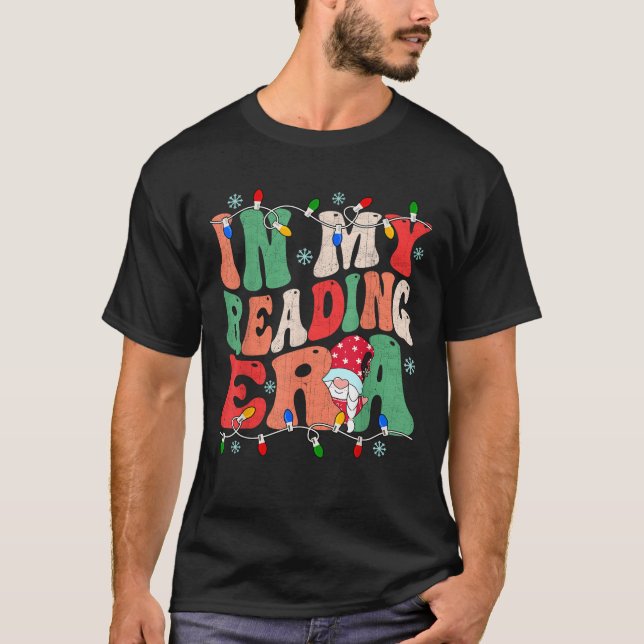 Camiseta Retro Groovy In My Reading Era Gnome Light Teacher (Frente)