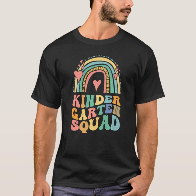 Camiseta Retro Groovy Kindergarten Crew Kinder Squad Teache (Frente)