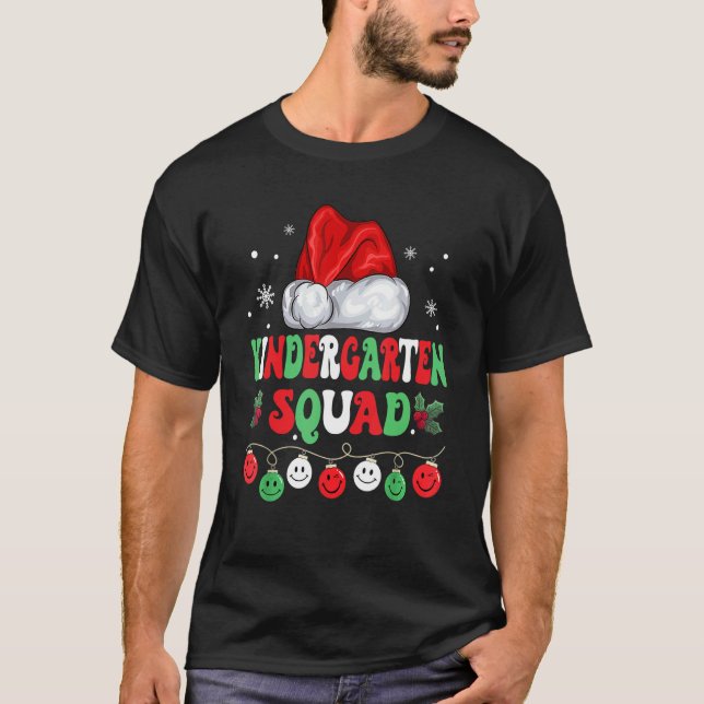 Camiseta Retro Groovy Kindergarten Squad  Christmas Teacher (Frente)
